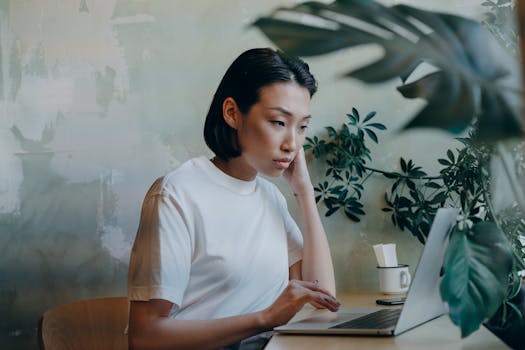 inspirational image of a freelancer working on their laptop